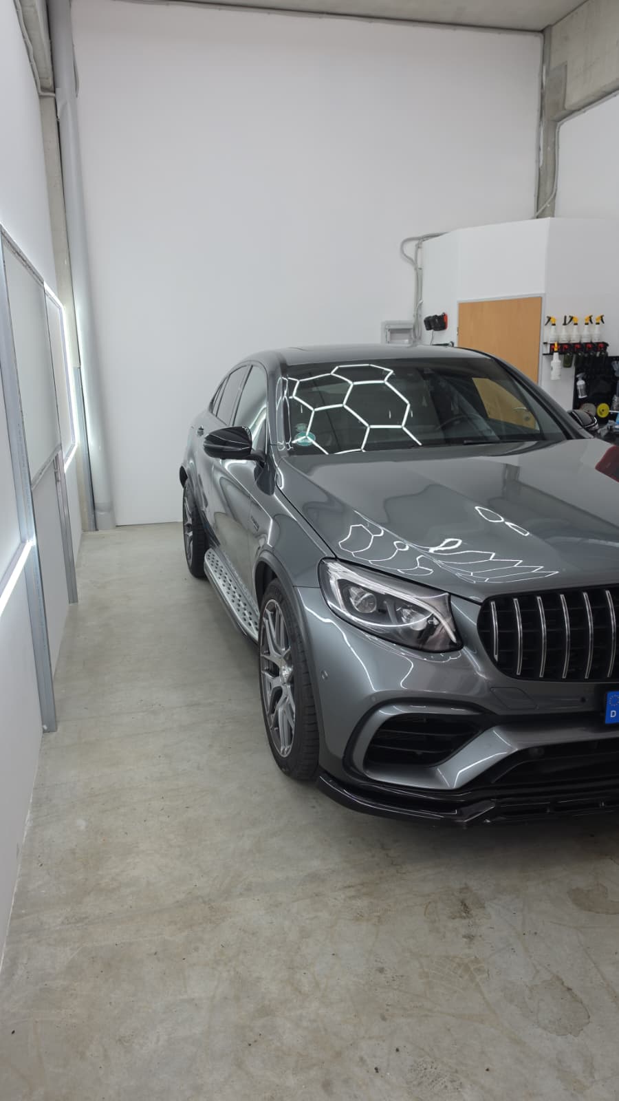 Mercedes-AMG GLC Coupé – Frontansicht im Studio
